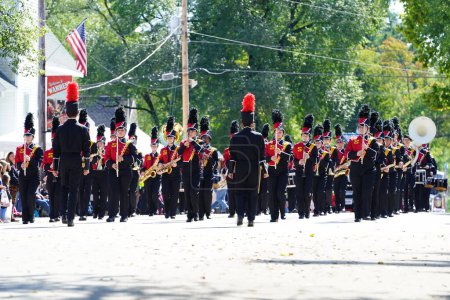 Téléchargez les photos : Warrens, Wisconsin États-Unis - 25 septembre 2022 : Marche de la fanfare de l'école secondaire Black River Falls lors du défilé du Cranfest 2022. - en image libre de droit