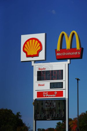 Foto de Mauston, Wisconsin, EE.UU. - 7 de febrero de 2022: Los precios de los combustibles en una gasolinera de Wisconsin superan los 3 dólares y los 30 centavos debido a la inflación de la administración de Joe Biden. - Imagen libre de derechos