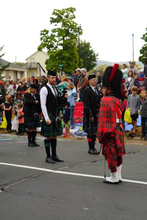 Téléchargez les photos : La Crosse, Wisconsin États-Unis - 5 octobre 2022 : La Crosse cornemuse et batterie La fanfare écossaise a défilé au défilé Oktoberfest. - en image libre de droit