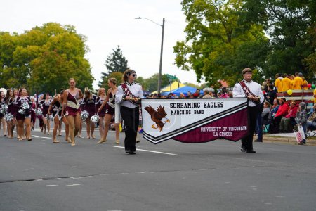 Téléchargez les photos : Warrens, Wisconsin États-Unis - 25 septembre 2022 : Marche de la fanfare du lycée Screaming Eagles lors du défilé du Cranfest 2022. - en image libre de droit