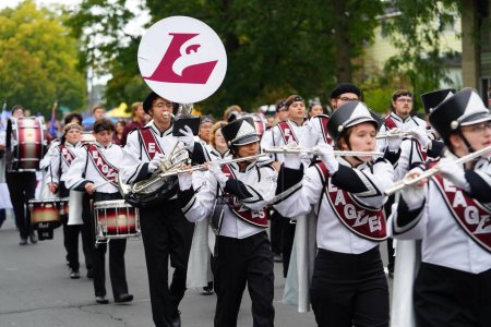 Foto de La Crosse, Wisconsin, Estados Unidos - 1 de octubre de 2022: banda de marcha de Screaming Eagles High School marchó en el desfile del Oktoberfest 2022. - Imagen libre de derechos