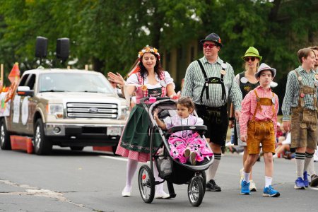 Téléchargez les photos : La Crosse, Wisconsin États-Unis - 1er octobre 2022 : La communauté a organisé un défilé de la fête allemande pendant l'Oktoberfest. - en image libre de droit
