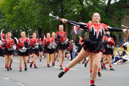Téléchargez les photos : La Crosse, Wisconsin États-Unis - 1er octobre 2022 : Défilé de la Westby Norsemen High School lors du défilé Oktoberfest 2022. - en image libre de droit