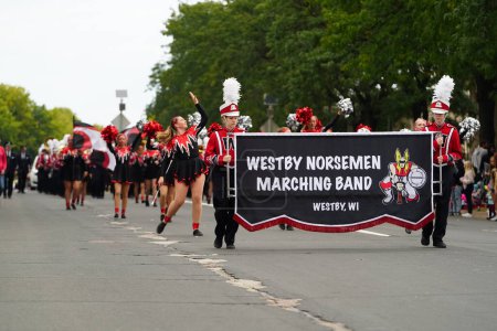 Téléchargez les photos : La Crosse, Wisconsin États-Unis - 1er octobre 2022 : Défilé de la Westby Norsemen High School lors du défilé Oktoberfest 2022. - en image libre de droit