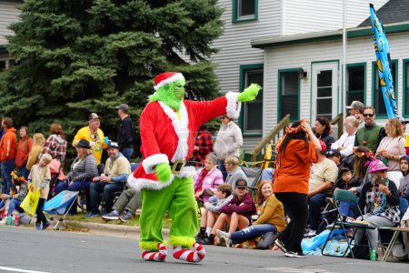 Foto de La Crosse, Wisconsin, EE.UU. - 1 de octubre de 2022: Un hombre vestido con el disfraz de Navidad de Grinch e interactuó con los espectadores en el desfile Oktoberfest 2022. - Imagen libre de derechos