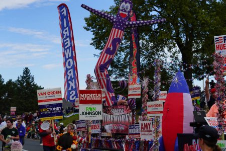 Foto de La Crosse, Wisconsin - 1 de octubre de 2022: Partidarios del Partido Republicano de Wisconsin marcharon en el desfile Oktoberfest 2022. - Imagen libre de derechos