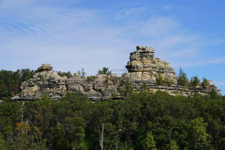 Foto de Formación rocosa en la cima de una montaña cerca de Camp Douglas, Wisconsin - Imagen libre de derechos