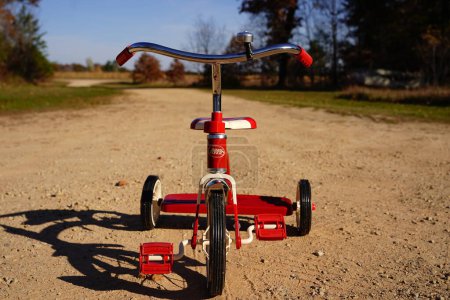 Téléchargez les photos : New Lisbon, Wisconsin États-Unis - octobre 22nd, 2022 : Toddler Radio Flyer Red Tricycle. - en image libre de droit