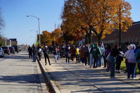 Foto de Milwaukee, Wisconsin, Estados Unidos - 29 de octubre de 2022: Muchos votantes demócratas se alinearon en North Division High School para participar en el mitin del gobernador Tony Evers, Mandela Barnes y el partido demócrata Barack Obama - Imagen libre de derechos