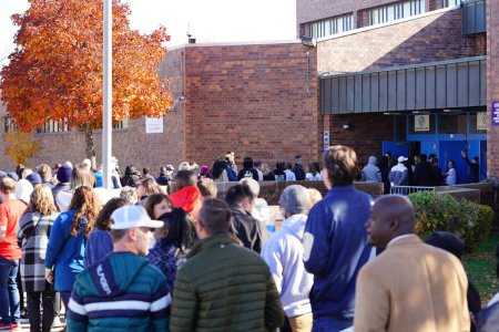 Foto de Milwaukee, Wisconsin, Estados Unidos - 29 de octubre de 2022: Muchos votantes demócratas se alinearon en North Division High School para participar en el mitin del gobernador Tony Evers, Mandela Barnes y el partido demócrata Barack Obama - Imagen libre de derechos