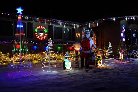 Téléchargez les photos : New Lisbon, Wisconsin États-Unis- 16 décembre 2022 : Les propriétaires décorent leurs maisons et leur propriété pendant les vacances de Noël. - en image libre de droit