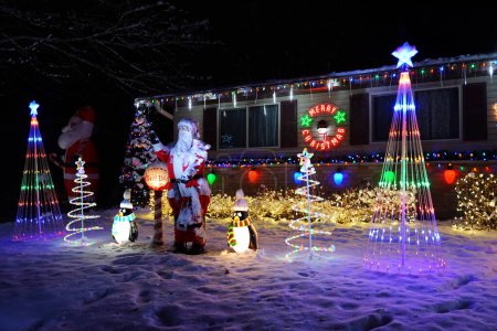 Téléchargez les photos : New Lisbon, Wisconsin États-Unis- 16 décembre 2022 : Les propriétaires décorent leurs maisons et leur propriété pendant les vacances de Noël. - en image libre de droit