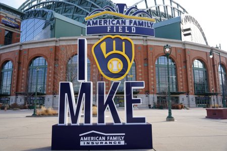 Téléchargez les photos : Milwaukee, Wisconsin États-Unis - décembre 19th, 2022 : L'équipe de baseball American Family Field of Milwaukee Brewers appartient à American Family Insurance. - en image libre de droit