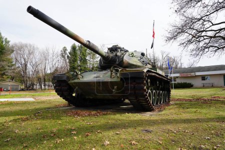 Téléchargez les photos : New Lisbon, Wisconsin USA - novembre 10th, 2022 : 1978 Le char de combat américain M60A3 se trouve dans le hall des anciens combattants en tant que monument commémoratif. - en image libre de droit