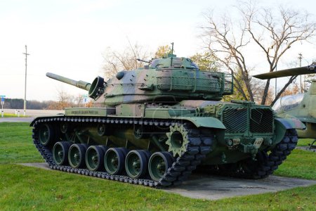 Téléchargez les photos : New Lisbon, Wisconsin USA - novembre 10th, 2022 : 1978 Le char de combat américain M60A3 se trouve dans le hall des anciens combattants en tant que monument commémoratif. - en image libre de droit