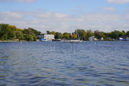 Téléchargez les photos : Green Lake, Wisconsin États-Unis - 29 septembre 2023 : Plage côtière rocheuse de Green Lake pendant la saison automnale. - en image libre de droit