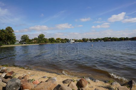 Téléchargez les photos : Green Lake, Wisconsin États-Unis - 29 septembre 2023 : Plage côtière rocheuse de Green Lake pendant la saison automnale. - en image libre de droit