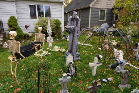 Téléchargez les photos : Fond du Lac, Wisconsin États-Unis - 14 octobre 2022 : Les propriétaires de la communauté habillent leur maison et leur cour avec des décorations d'Halloween effrayantes pour 2022. - en image libre de droit