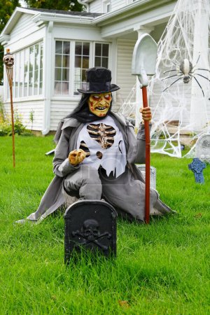 Foto de Fond du Lac, Wisconsin, EE.UU. - 14 de octubre de 2022: Los propietarios de viviendas de la comunidad vistieron su casa y patio con decoraciones de Halloween aterradoras para 2022. - Imagen libre de derechos