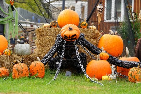 Foto de Fond du Lac, Wisconsin, EE.UU. - 14 de octubre de 2022: Los propietarios de viviendas de la comunidad vistieron su casa y patio con decoraciones de Halloween aterradoras para 2022. - Imagen libre de derechos