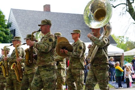 Foto de Warrens, Wisconsin, EE.UU. - 25 de septiembre de 2022: Marcha militar de bandas musicales en el desfile Cranfest 2022. - Imagen libre de derechos
