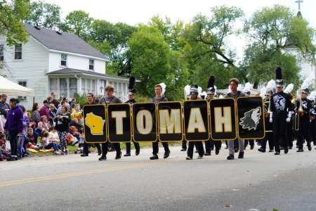 Téléchargez les photos : Warrens, Wisconsin États-Unis - 25 septembre 2022 : Marche de la fanfare du lycée Tomah en 2022 Défilé du Cranfest. - en image libre de droit