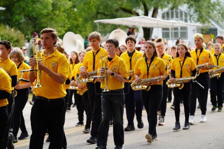 Foto de Warrens, Wisconsin, EE.UU. - 25 de septiembre de 2022: Marcha musical de Tomah Middle School en el desfile Cranfest 2022. - Imagen libre de derechos