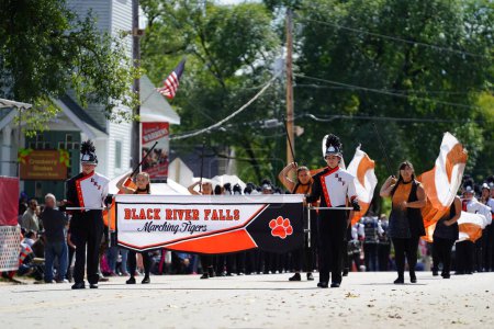 Téléchargez les photos : Warrens, Wisconsin États-Unis - 25 septembre 2022 : Marche de la fanfare de l'école secondaire Black River Falls lors du défilé du Cranfest 2022. - en image libre de droit