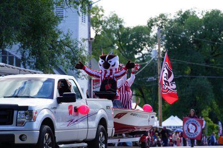 Téléchargez les photos : Warrens, Wisconsin États-Unis - 25 septembre 2022 : La mascotte Bucky Badger de l'Université du Wisconsin Football Team a participé au défilé Cranfest 2022. - en image libre de droit