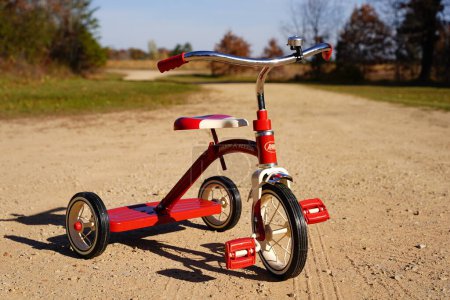 Téléchargez les photos : New Lisbon, Wisconsin États-Unis - octobre 22nd, 2022 : Toddler Radio Flyer Red Tricycle. - en image libre de droit