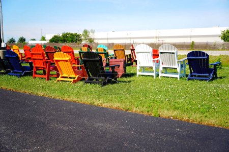 Téléchargez les photos : Chaises de pelouse en bois colorées installées à l'extérieur pour être vendues dans le fond du lac, dans le Wisconsin. - en image libre de droit