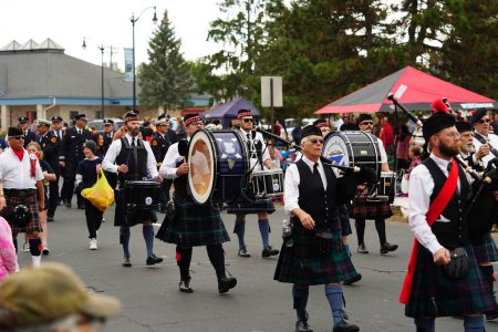 Foto de La Crosse, Wisconsin, EE.UU. - 5 de octubre de 2022: La Crosse gaitas y tambores La banda escocesa marchó en el desfile del Oktoberfest. - Imagen libre de derechos