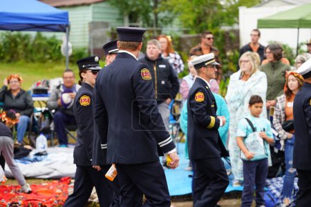 Téléchargez les photos : La Crosse, Wisconsin États-Unis - 1er octobre 2022 : Les pompiers professionnels de la région de La Crosse ont marché en 2022 Oktoberfest parade. - en image libre de droit