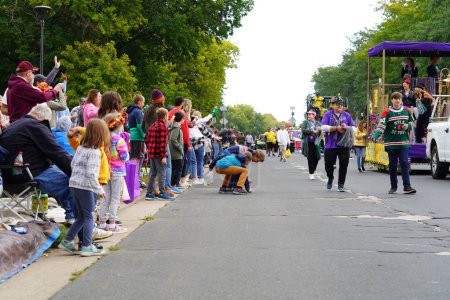 Téléchargez les photos : La Crosse, Wisconsin États-Unis - 1er octobre 2022 : La communauté a organisé un défilé de la fête allemande pendant l'Oktoberfest - en image libre de droit