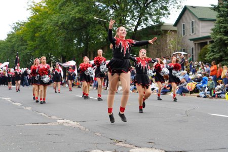 Foto de La Crosse, Wisconsin, Estados Unidos - 1 de octubre de 2022: Westby Norsemen High School marcha en Oktoberfest desfile 2022. - Imagen libre de derechos