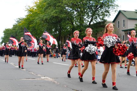 Foto de La Crosse, Wisconsin, Estados Unidos - 1 de octubre de 2022: Westby Norsemen High School marcha en Oktoberfest desfile 2022. - Imagen libre de derechos