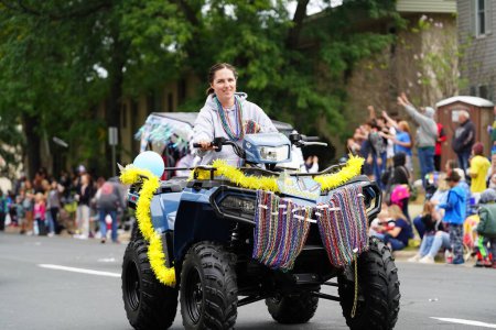 Foto de La Crosse, Wisconsin EE.UU. - 1 de octubre de 2022: Mujeres montando en 4 x 4 ATVS y viajando a través del desfile Oktoberfest 2022. - Imagen libre de derechos