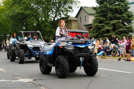 Foto de La Crosse, Wisconsin EE.UU. - 1 de octubre de 2022: Mujeres montando en 4 x 4 ATVS y viajando a través del desfile Oktoberfest 2022. - Imagen libre de derechos