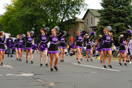 Téléchargez les photos : La Crosse, Wisconsin États-Unis - 1er octobre 2022 : Défilé de la fanfare Onalaska High School Hilltoppers lors du défilé Oktoberfest 2022. - en image libre de droit