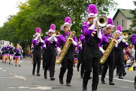 Foto de La Crosse, Wisconsin, EE.UU. - 1 de octubre de 2022: La banda de Hilltoppers marchó en el desfile del Oktoberfest 2022. - Imagen libre de derechos