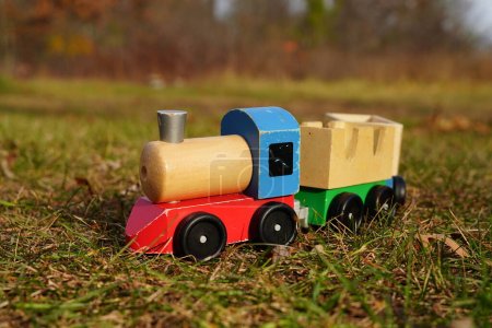 Foto de Tren de juguete de madera de los niños se sienta fuera. - Imagen libre de derechos