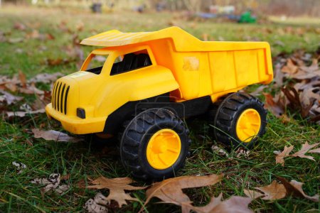 Téléchargez les photos : Camion à benne à jouet jaune se trouve à l'extérieur - en image libre de droit