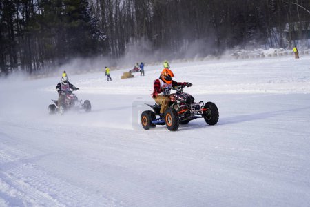 Foto de Hortonville, Wisconsin / Estados Unidos - 26 de enero de 2019: Muchos ciclistas en Quad-bikes y ATV se divertían paseando por un lago helado cubierto de nieve. - Imagen libre de derechos