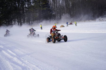 Téléchargez les photos : Hortonville, Wisconsin / États-Unis - 26 janvier 2019 : Beaucoup de motards et de VTT s'amusaient à rouler sur un lac glacé enneigé. - en image libre de droit
