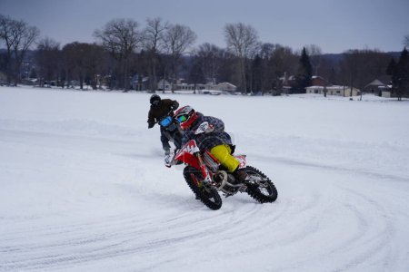 Foto de Fond du Lac, Wisconsin / Estados Unidos - 20 de enero de 2019: Muchos ciclistas en motos de tierra paseaban por el lago congelado de Kettle Moraine. - Imagen libre de derechos