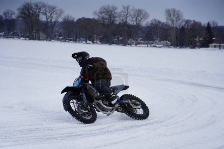 Téléchargez les photos : Fond du Lac, Wisconsin / États-Unis - 20 janvier 2019 : De nombreux cyclistes sur motos tout terrain se sont promenés sur le lac gelé de Kettle Moraine. - en image libre de droit