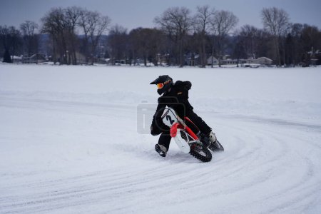 Téléchargez les photos : Fond du Lac, Wisconsin / États-Unis - 20 janvier 2019 : De nombreux cyclistes sur motos tout terrain se sont promenés sur le lac gelé de Kettle Moraine. - en image libre de droit