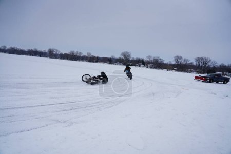 Téléchargez les photos : Hortonville, Wisconsin / États-Unis - 26 janvier 2019 : Beaucoup de motards et de VTT s'amusaient à rouler sur un lac glacé enneigé. - en image libre de droit