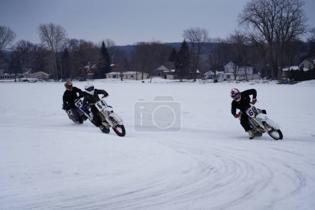 Foto de Hortonville, Wisconsin / Estados Unidos - 26 de enero de 2019: Muchos ciclistas en Quad-bikes y ATV se divertían paseando por un lago helado cubierto de nieve. - Imagen libre de derechos