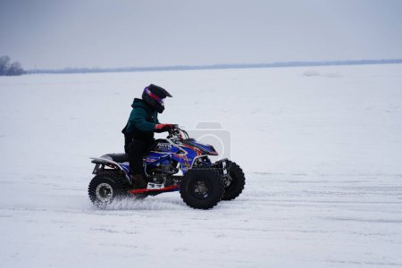 Téléchargez les photos : Hortonville, Wisconsin / États-Unis - 26 janvier 2019 : Beaucoup de motards et de VTT s'amusaient à rouler sur un lac glacé recouvert de neige - en image libre de droit
